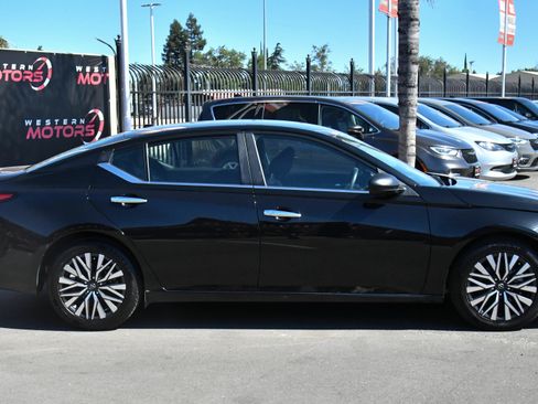 Used 2024 Nissan Altima 2.5 SV FWD image 9