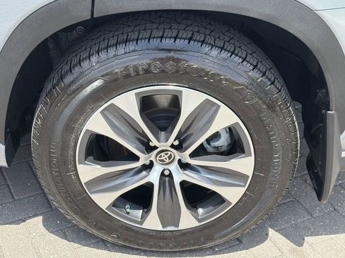 Used 2024 Toyota Highlander XLE FWD image 33