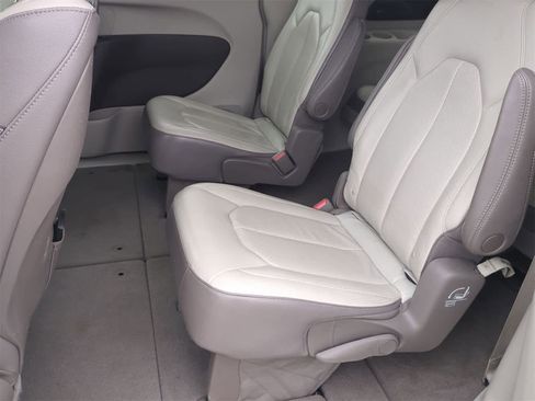 Used 2018 Chrysler Pacifica Touring-L Plus w/ Tire & Wheel Group image 18