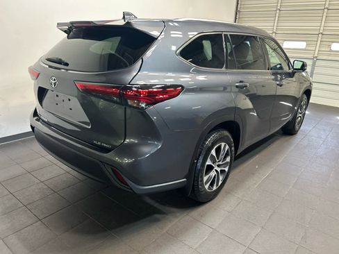 Used 2021 Toyota Highlander XLE image 3
