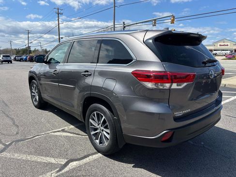 Used 2019 Toyota Highlander XLE AWD/4WD image 5