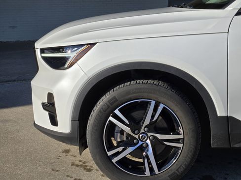 Used 2024 Volvo XC40 B5 Core image 17