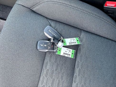 New 2026 RAM 1500 4x4 Crew Cab image 31