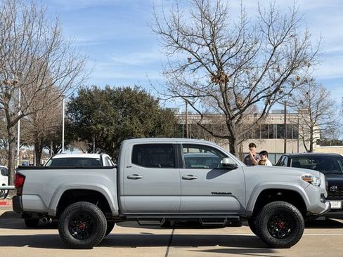 Certified 2019 Toyota Tacoma SR5 image 3