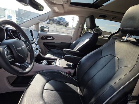 Used 2022 Chrysler Pacifica Limited image 11