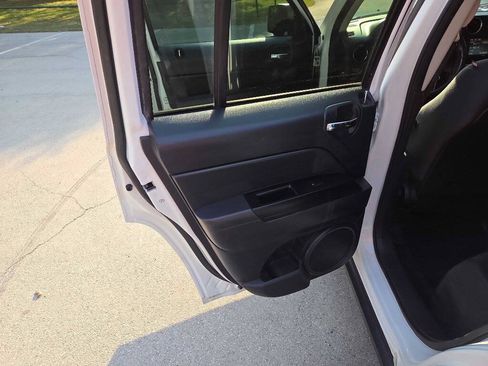Used 2016 Jeep Patriot Latitude FWD image 16