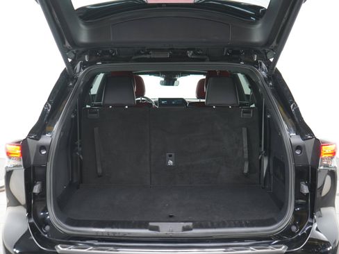 Used 2025 Toyota Highlander XSE AWD/4WD image 19