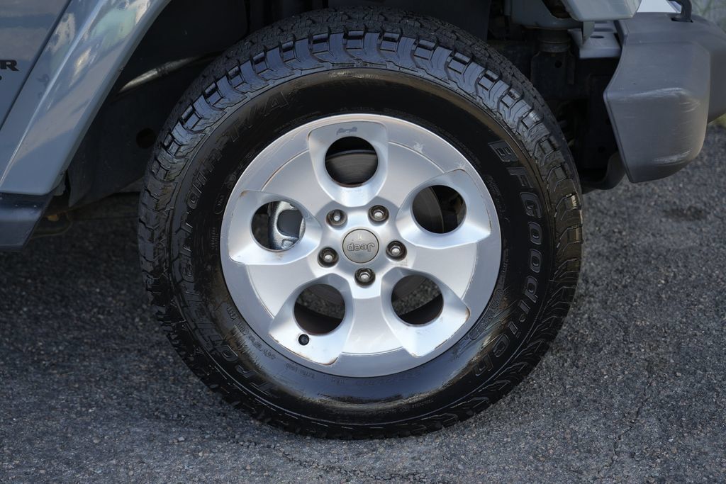 Used 2015 Jeep Wrangler Unlimited Sahara w/ Connectivity Group AWD/4WD image 12