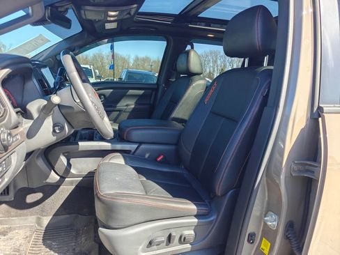 Used 2024 Nissan Titan PRO-4X w/ Pro-4x Convenience Package image 9
