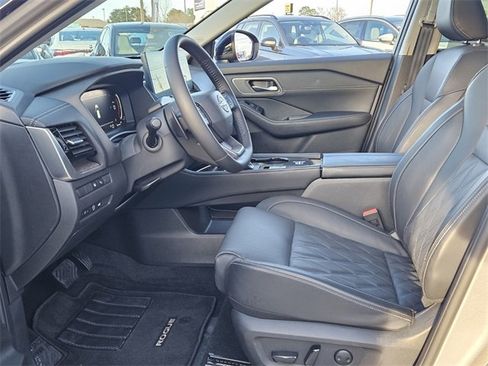 Used 2025 Nissan Rogue Platinum w/ Tech Package image 5