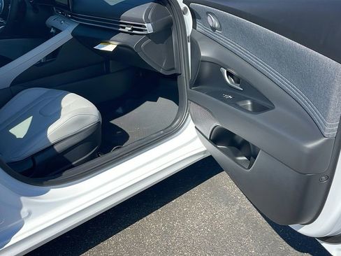 New 2025 Hyundai Elantra Limited image 34