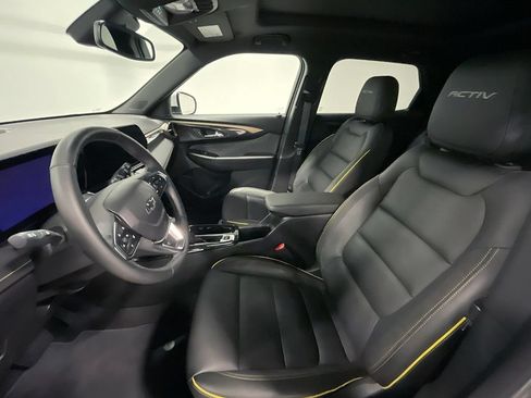 Used 2024 Chevrolet TrailBlazer ACTIV w/ Convenience Package AWD/4WD image 3