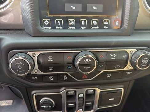 Used 2018 Jeep Wrangler Unlimited Sahara image 36