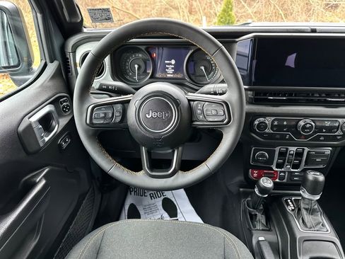 Used 2024 Jeep Wrangler Unlimited image 24