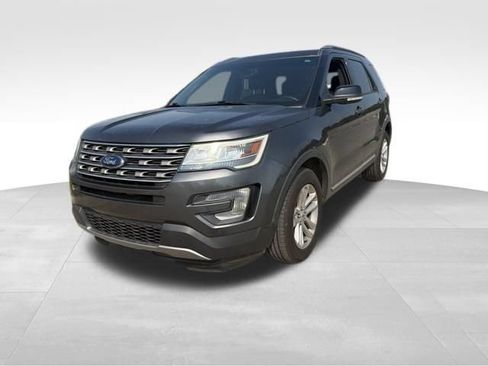 Used 2017 Ford Explorer XLT w/ Equipment Group 202A FWD image 7