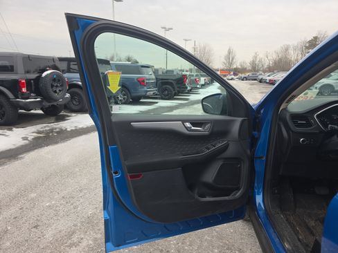 Used 2020 Ford Escape SE image 25