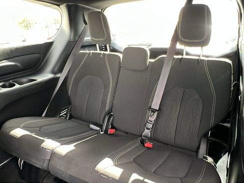 Used 2023 Chrysler Pacifica Touring image 12