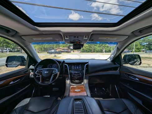 Used 2018 Cadillac Escalade ESV Luxury RWD image 18