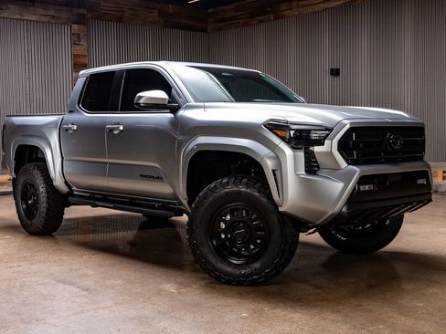 Used 2025 Toyota Tacoma SR5 image 1