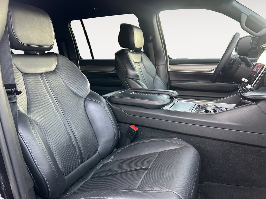 Used 2025 Jeep Wagoneer L Series II w/ 8-pass Seating Package AWD/4WD image 15