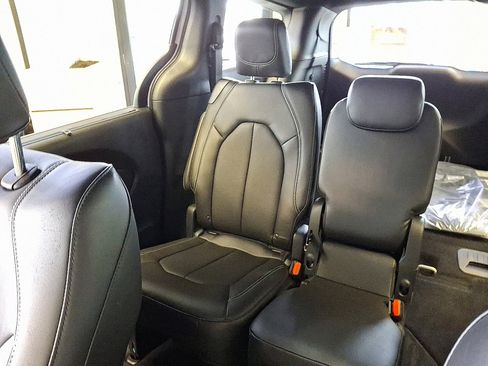 New 2026 Chrysler Pacifica Select image 14