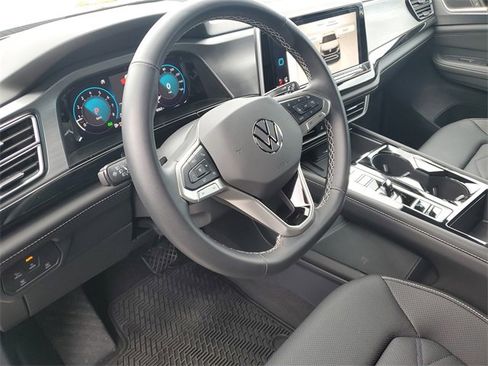 Certified 2025 Volkswagen Atlas Cross Sport SE w/ Panoramic Sunroof Package image 18