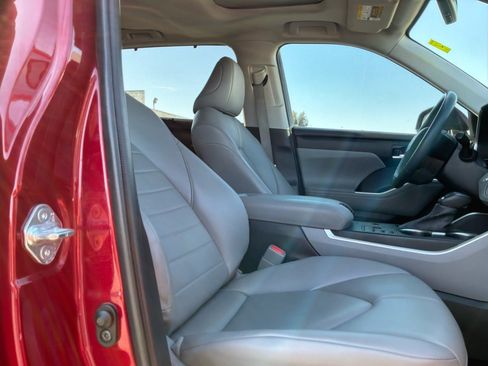 Used 2023 Toyota Highlander XLE FWD image 20