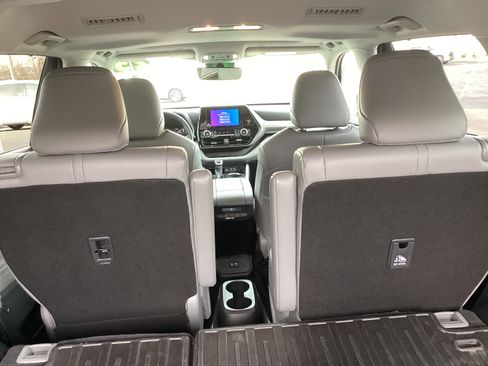 Certified 2023 Toyota Highlander XLE image 13