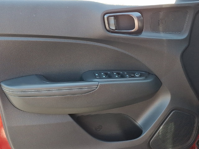 Used 2025 Hyundai Venue Limited FWD image 13