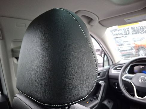 Used 2024 Volkswagen Tiguan SE w/ Panoramic Sunroof Package image 9