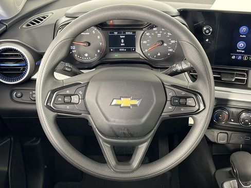 Used 2025 Chevrolet Trax LS w/ LS Convenience Package image 14