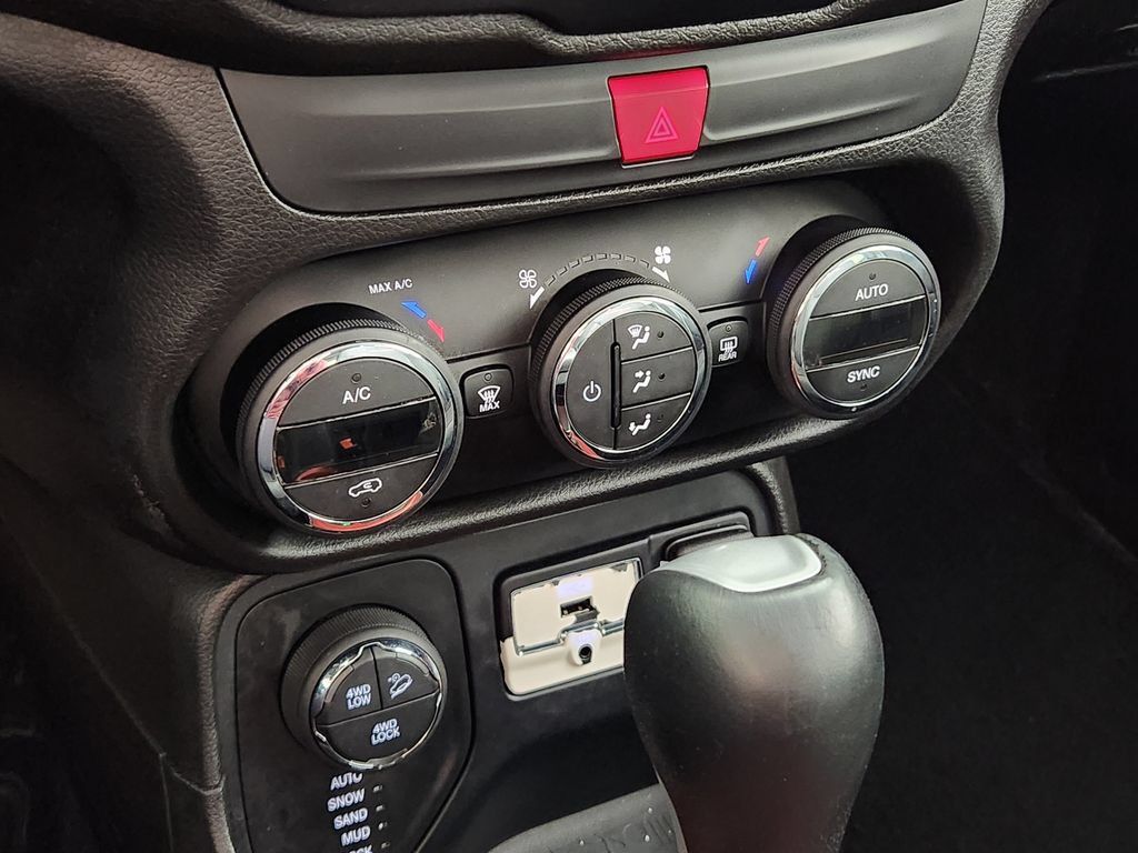 Used 2016 Jeep Renegade Trailhawk AWD/4WD image 24