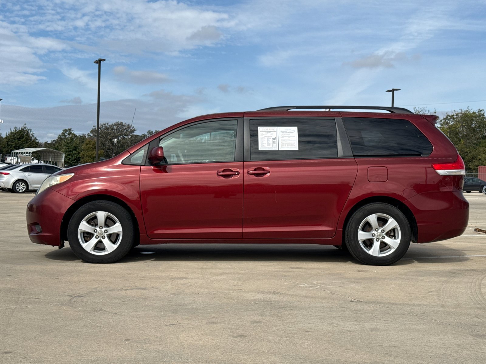 Used 2012 Toyota Sienna LE FWD image 2