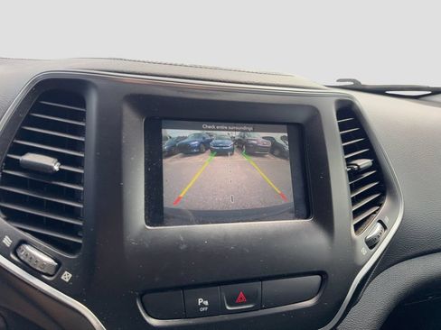 Used 2019 Jeep Cherokee Latitude Plus AWD/4WD image 21
