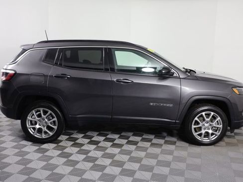Used 2023 Jeep Compass Latitude image 9