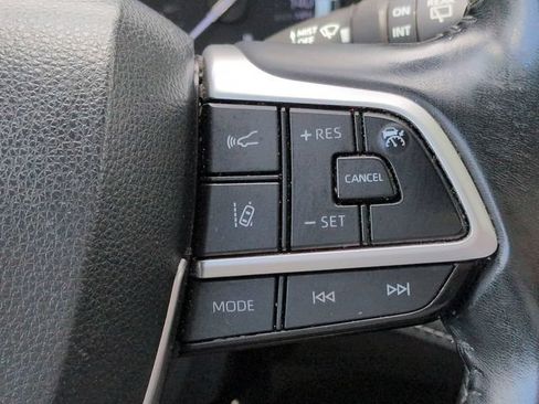 Used 2022 Toyota Highlander XLE FWD image 26