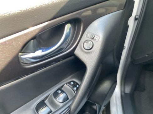 Used 2019 Nissan Rogue SV image 13