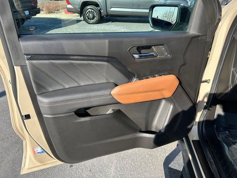 Used 2024 GMC Canyon AT4 w/ Technology Package image 9