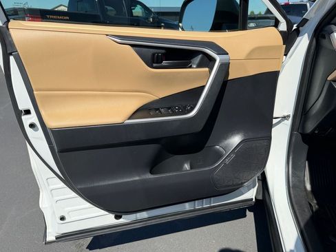Used 2019 Toyota RAV4 LE FWD image 17