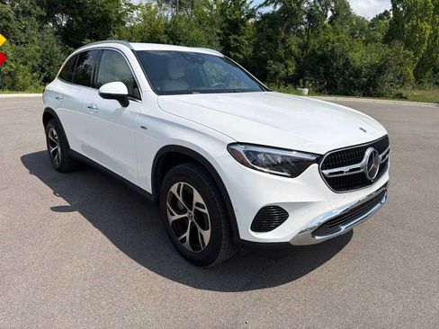 Used 2025 Mercedes-Benz GLC 350e 4MATIC image 3