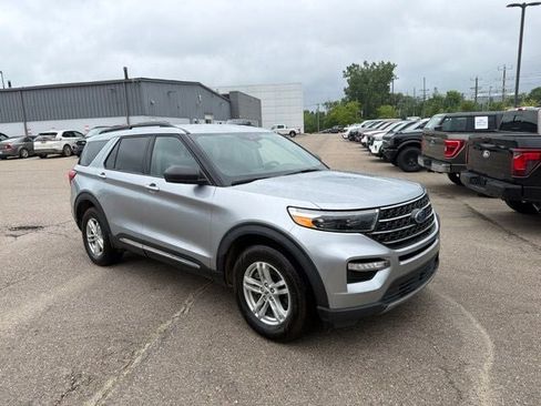Used 2022 Ford Explorer XLT w/ Equipment Group 202A AWD/4WD image 5