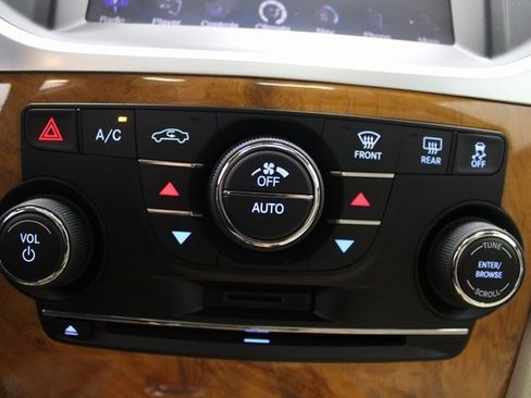 Used 2014 Chrysler 300 C w/ Beats Audio Group image 38