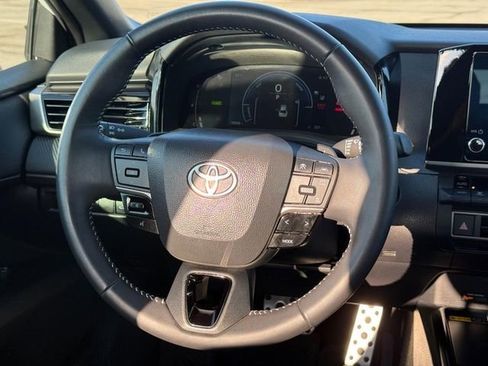 Used 2025 Toyota Camry SE image 12