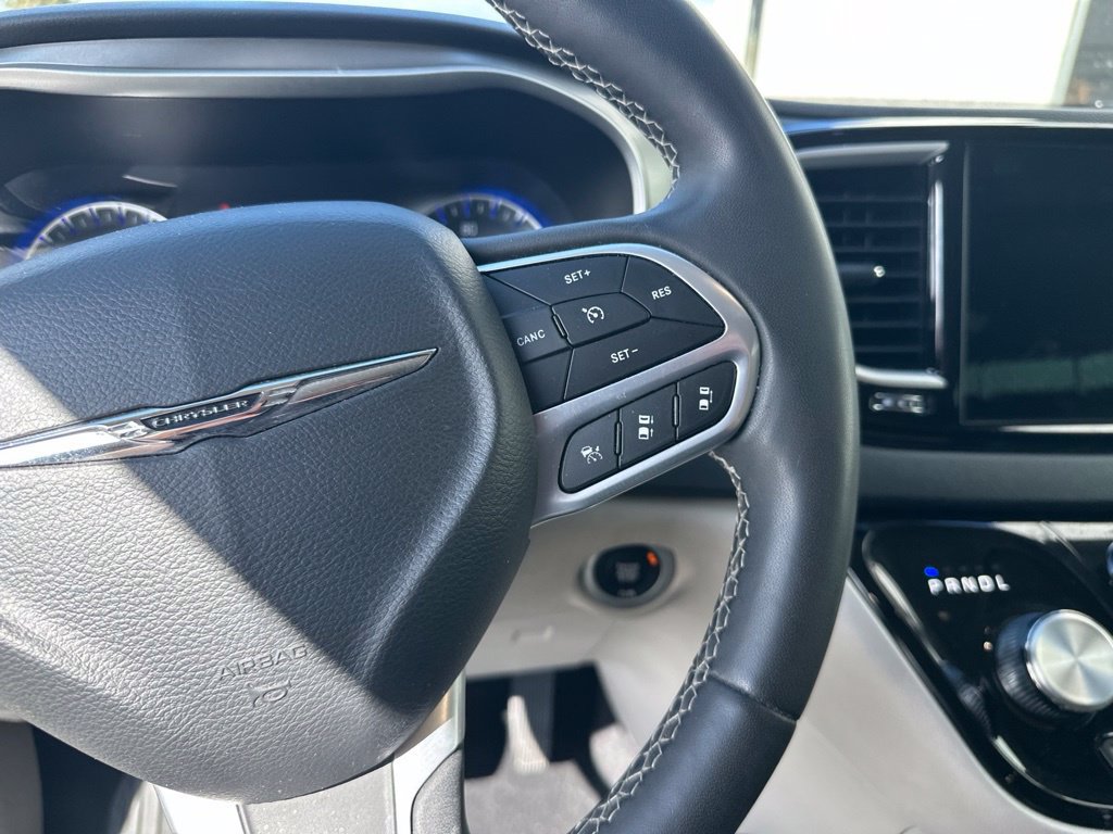 Used 2023 Chrysler Pacifica Touring-L FWD image 14