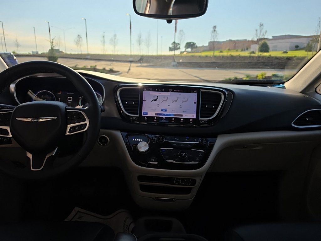 Used 2023 Chrysler Pacifica Touring-L FWD image 18
