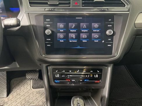 Used 2022 Volkswagen Tiguan SE AWD/4WD image 18