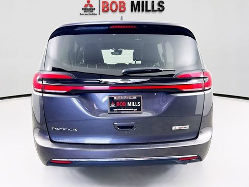 Used 2022 Chrysler Pacifica Touring-L FWD image 6