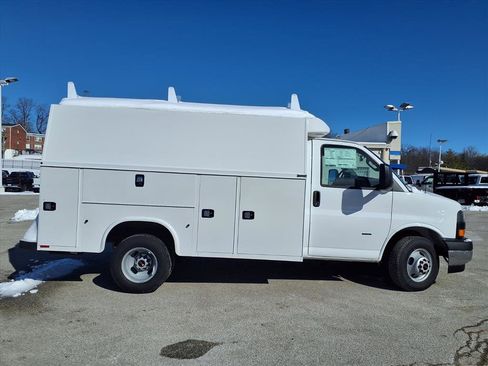 New 2025 GMC Savana 3500 w/ Power Convenience Package image 18