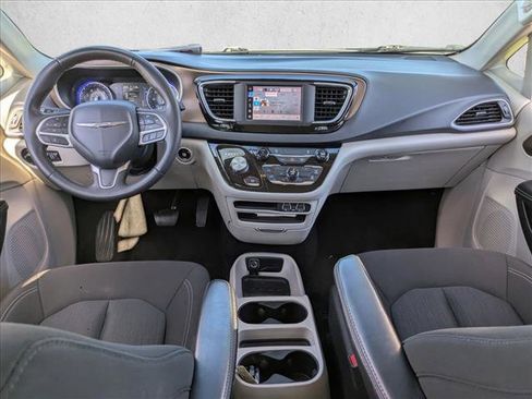 Used 2022 Chrysler Voyager LX image 16