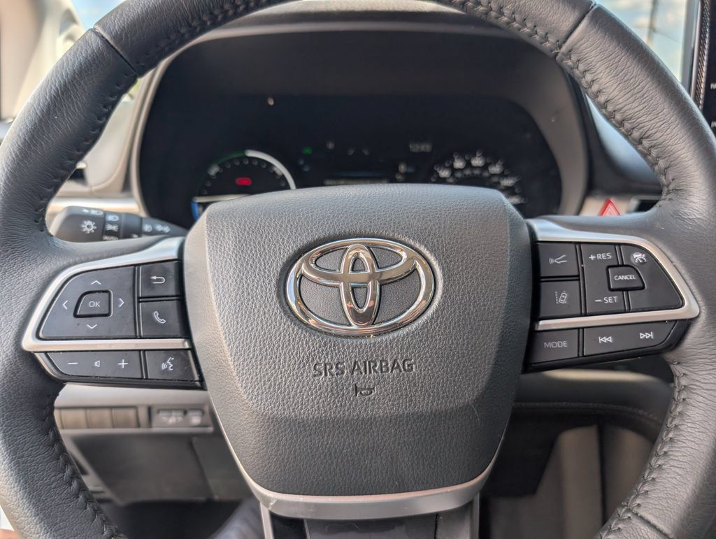 Used 2025 Toyota Sienna XLE w/ XLE Plus Package FWD image 22